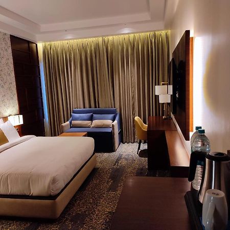 Hotel Peninsula Панчкула Экстерьер фото
