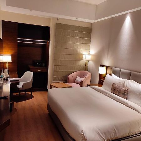 Hotel Peninsula Панчкула Экстерьер фото