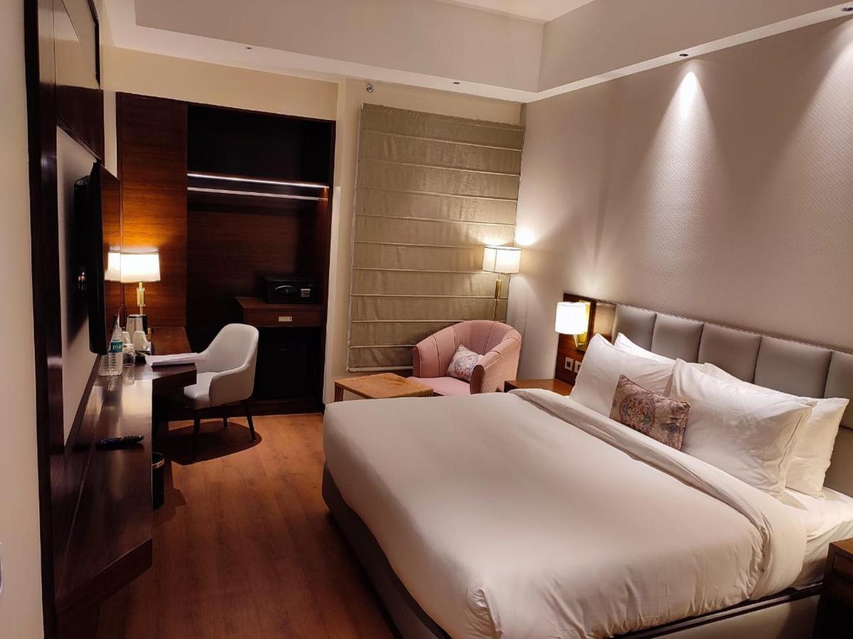 Hotel Peninsula Панчкула Экстерьер фото