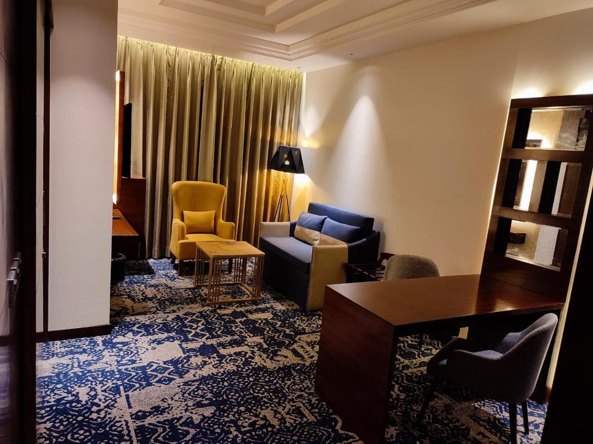 Hotel Peninsula Панчкула Экстерьер фото